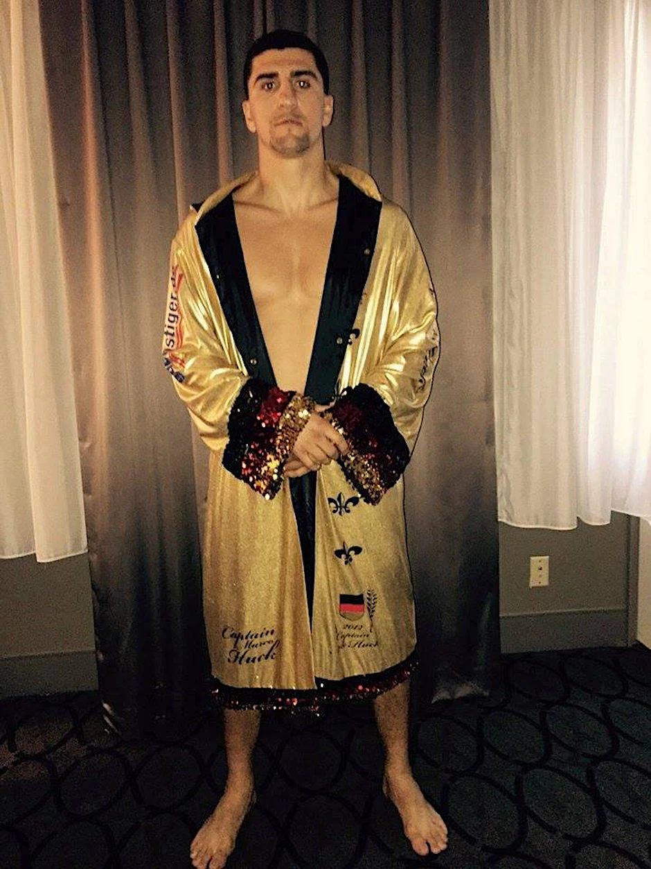 In diesem goldenen Mantel wird Marco Huck einlaufen.