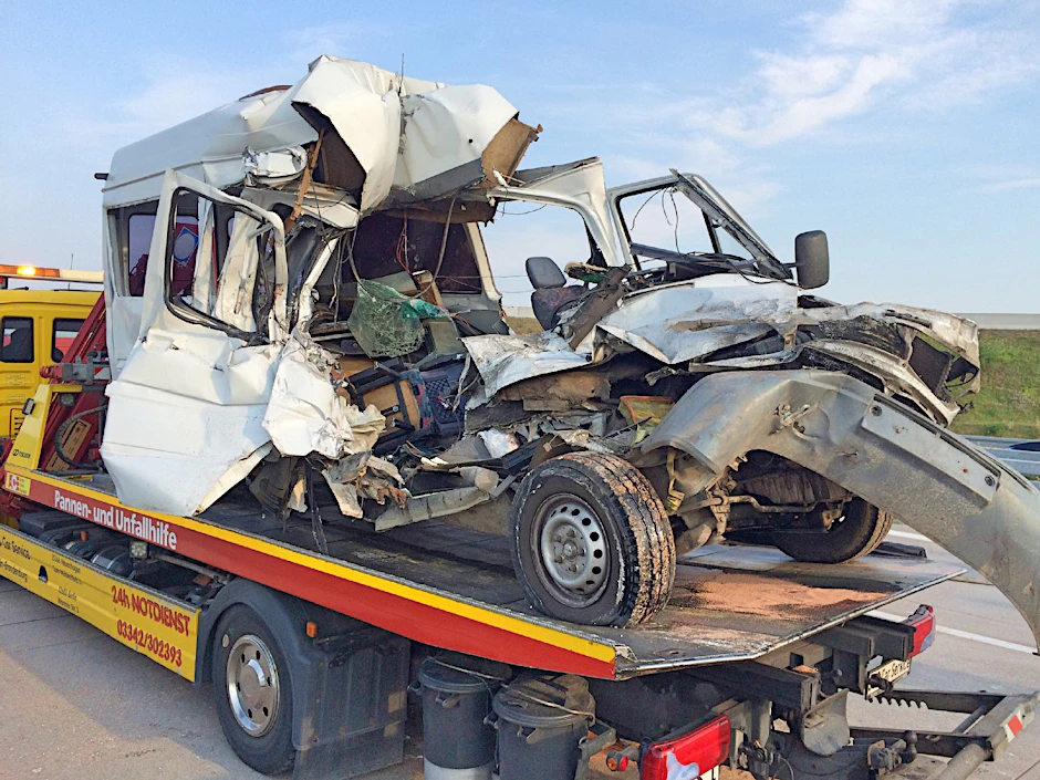 Der Kleinbus ist nach dem Unfall nicht wiederzuerkennen.