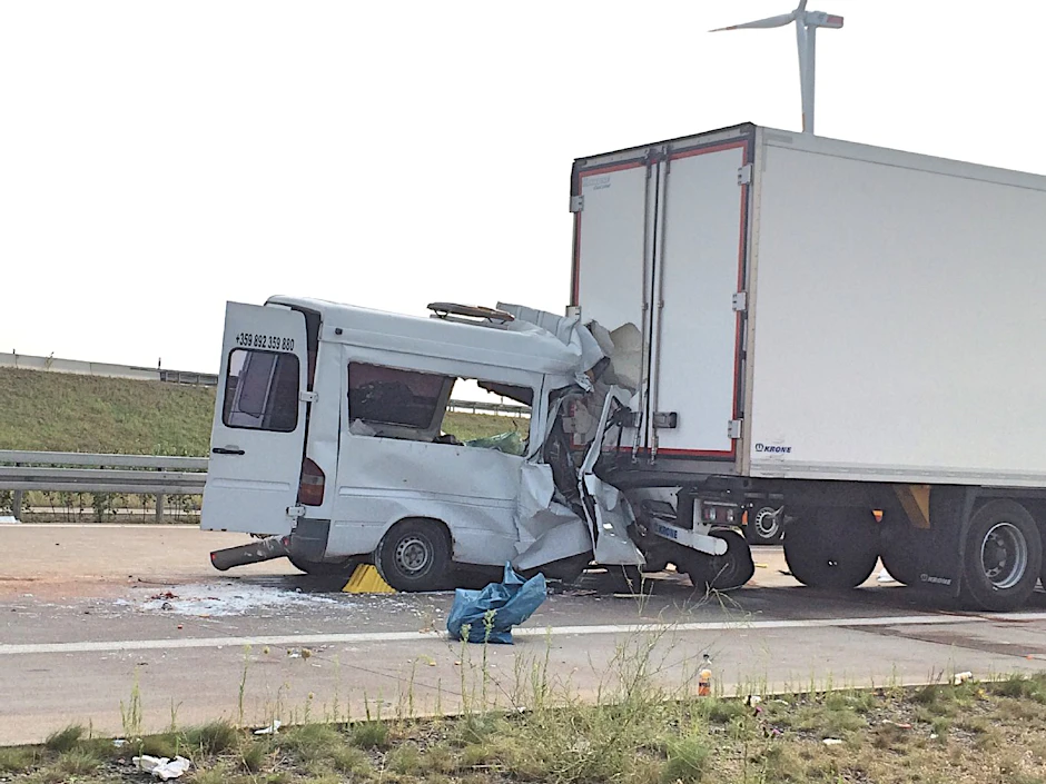 Tödlicher Crash auf der A10: Ein Kleinbus krachte in einen Sattelschlepper.
