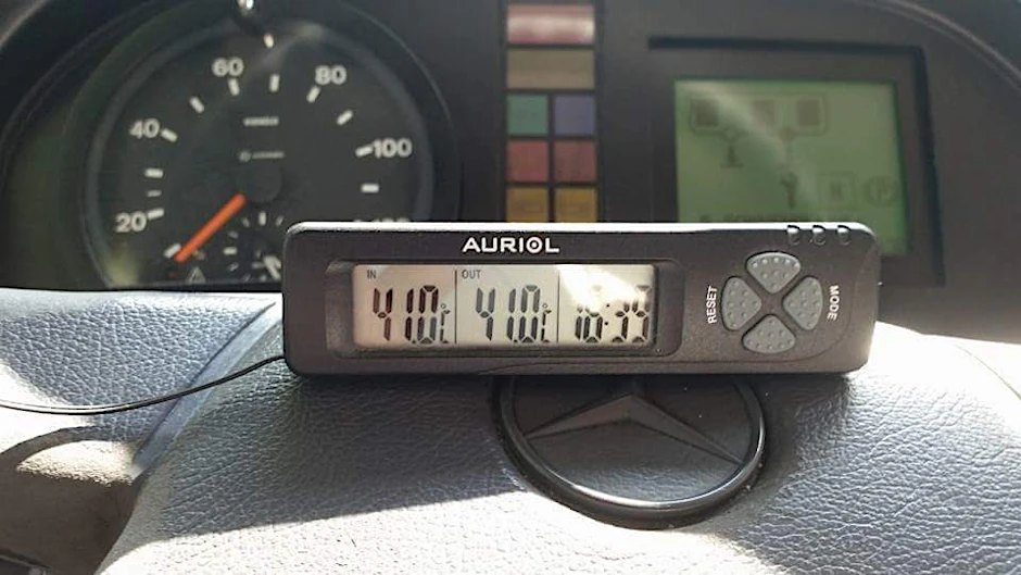 Fotobeweis: Das Thermometer im Bus zeigt satte 41 Grad Celsius.