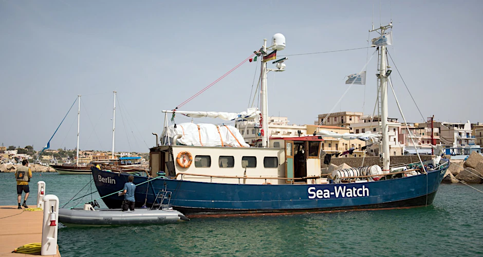 Der für eine Flüchtlings-Hilfsaktion umgebaute Fischkutter "Sea Watch" muss mit einem Motorschaden im Hafen bleiben.