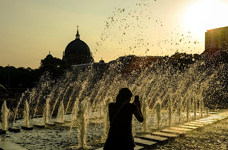 Wer Abkühlung sucht, wird am Wochenende in Berlin nur an den Seen und Wasseranlagen fündig.