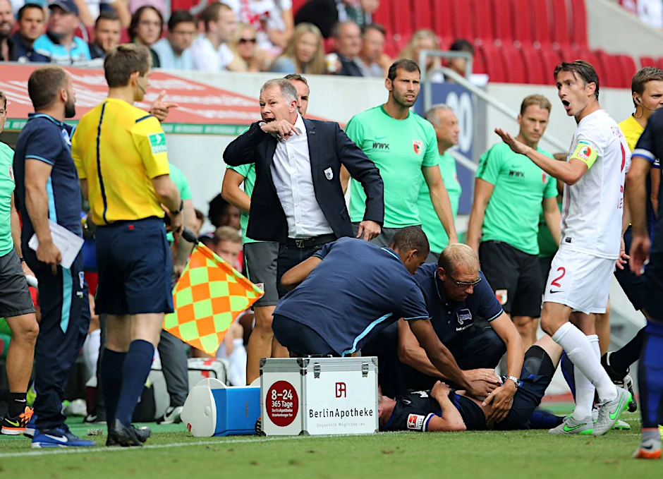 Lustenberger liegt verletzt am Boden und muss sich auch noch Beschimpfungen von der Augsburger Ersatzbank anhören. Da platzte Hertha-Trainer Pal Dardai der Kragen.
