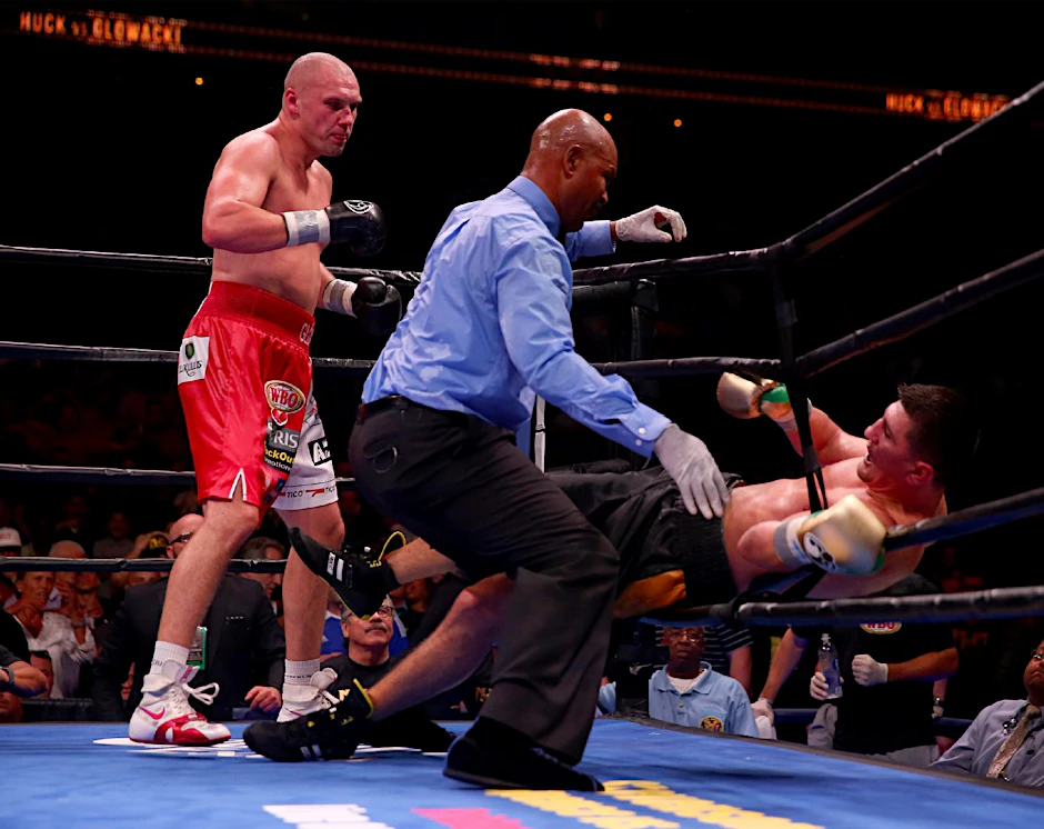 So böse wurde Marco Huck noch nie verhauen. Die harten Treffer des Polen Krzysztof Glowacki beendeten den Kampf vorzeitig.