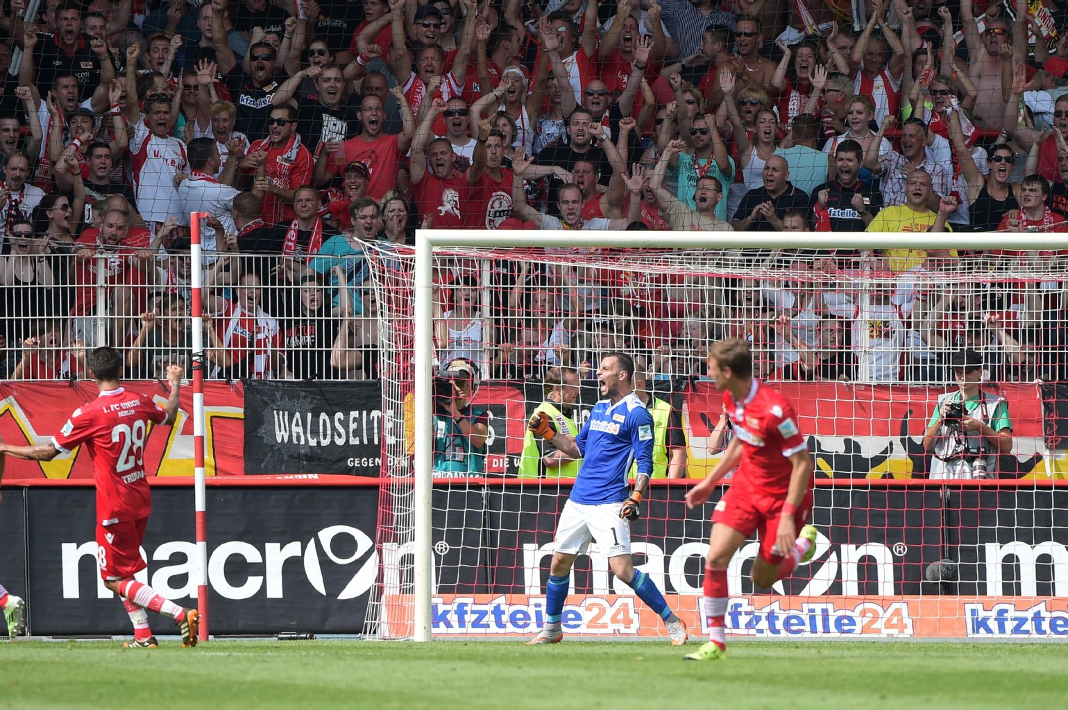 Torhüter Haas jubelt nach gehaltenem Elfer. Doch am Ende wieder nur 2:2.