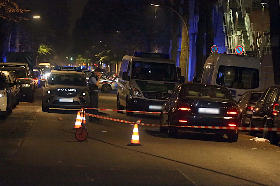 Die Polizei sperrte den Tatort in der Emser Straße ab. Rechts im Bild sind blutige Tücher zu sehen, die vom abgetrennten Daumen der Frau zeugen.