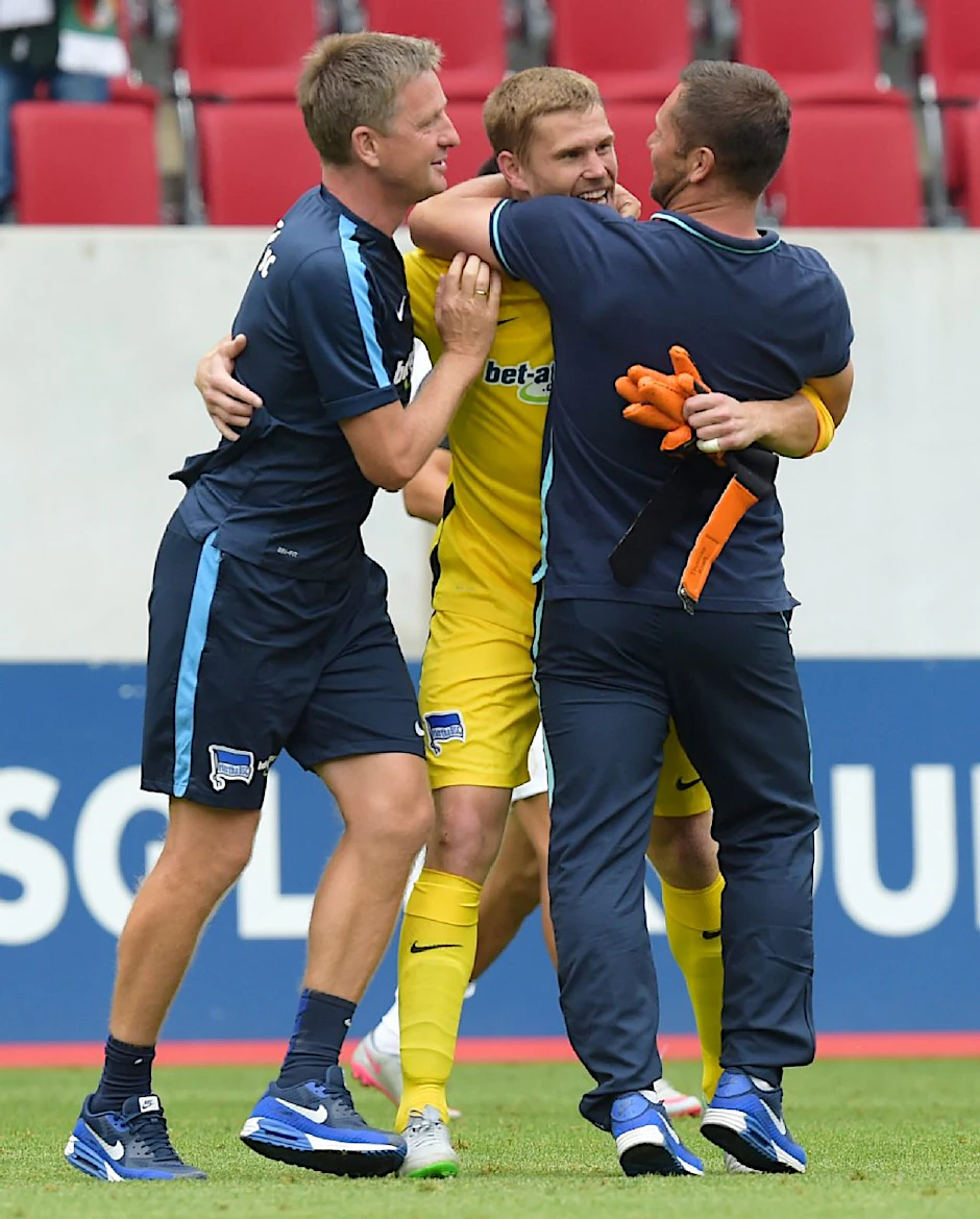 Pal Dardai konnte nach dem Glückssieg in Augsburg alle knutschen. Zuerst nahm er Keeper Kraft in den Arm. Ein Traumstart in die Saison.