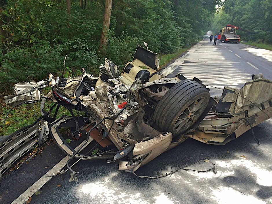 Das Wrack des Ferrari auf der B2.