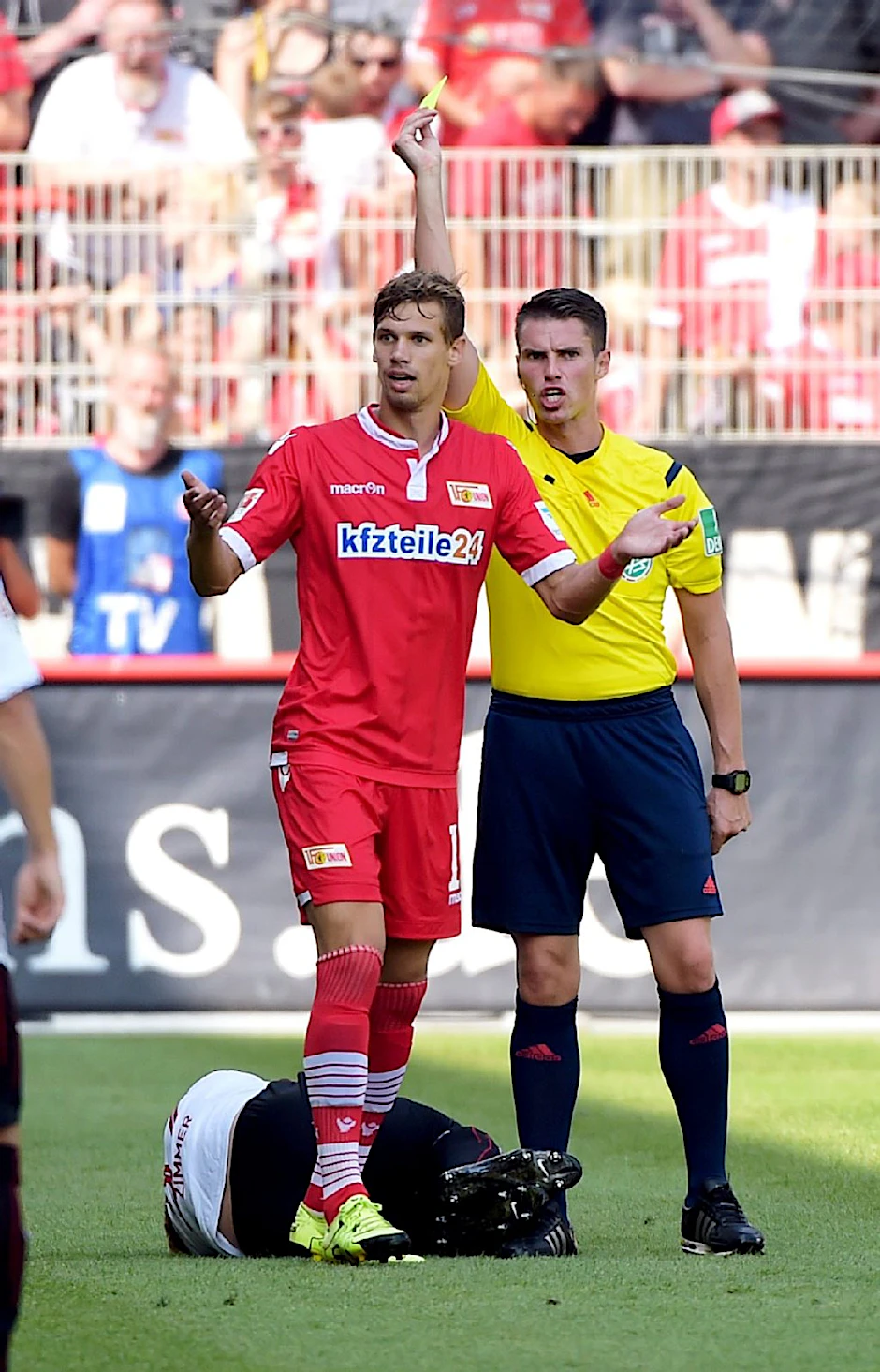 Maximilian Thiel kriegt vom Schiri den gelben Karton.