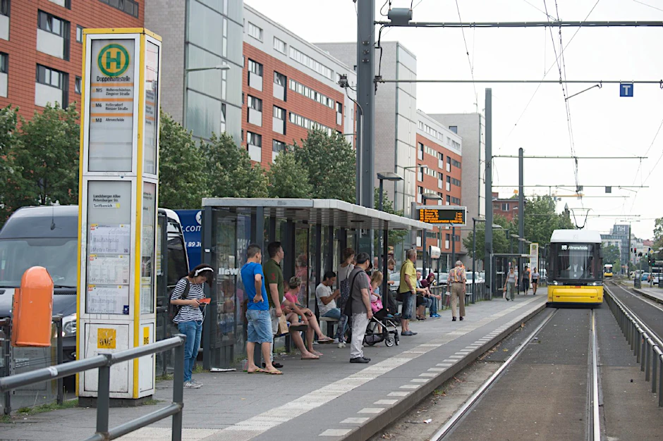 Der BVG-Grusel geht weiter. Bald werden an der Landsberger Allee viele warten, weil M6 und M8 seltener fahren.