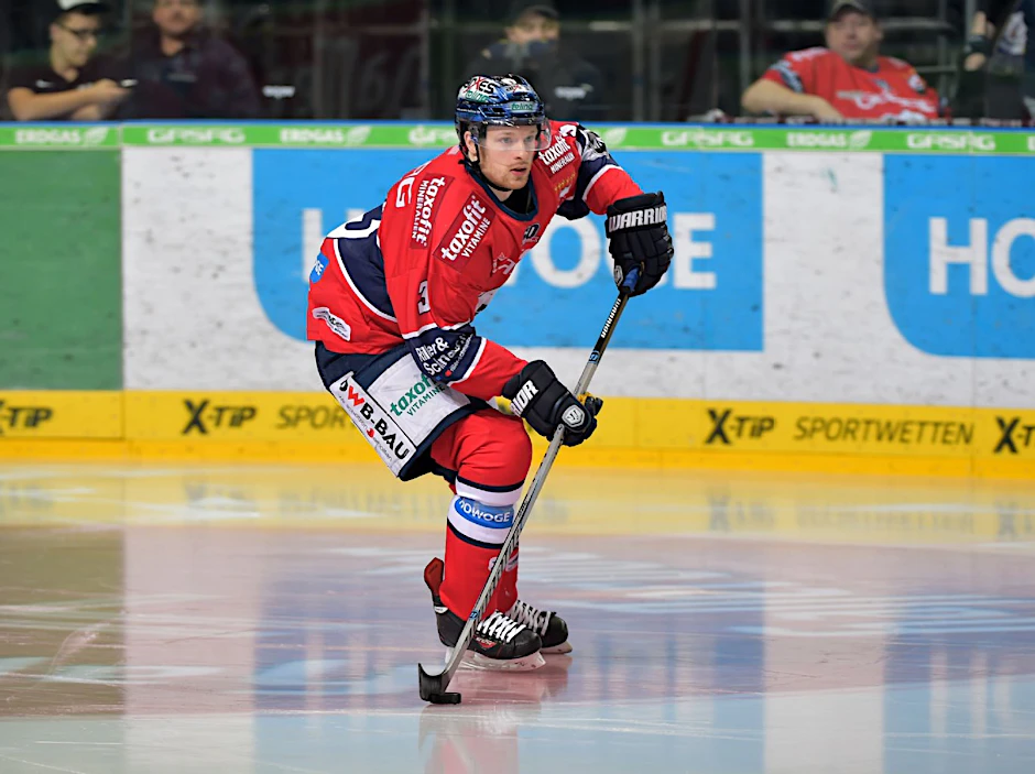 Ex-Eisbär Jimmy Sharrow fährt jetzt im Wolfsburger Trikot über das Eis.