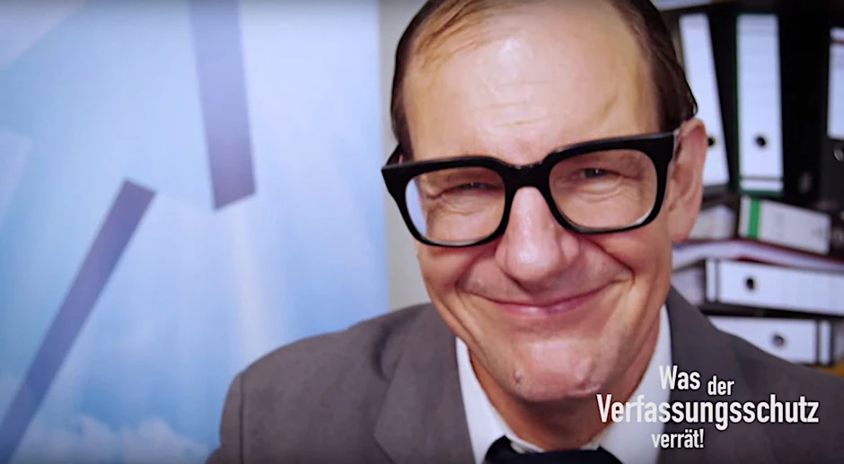 Chin Meyer übt sich in seiner Rolle als Verfassungsschützer.