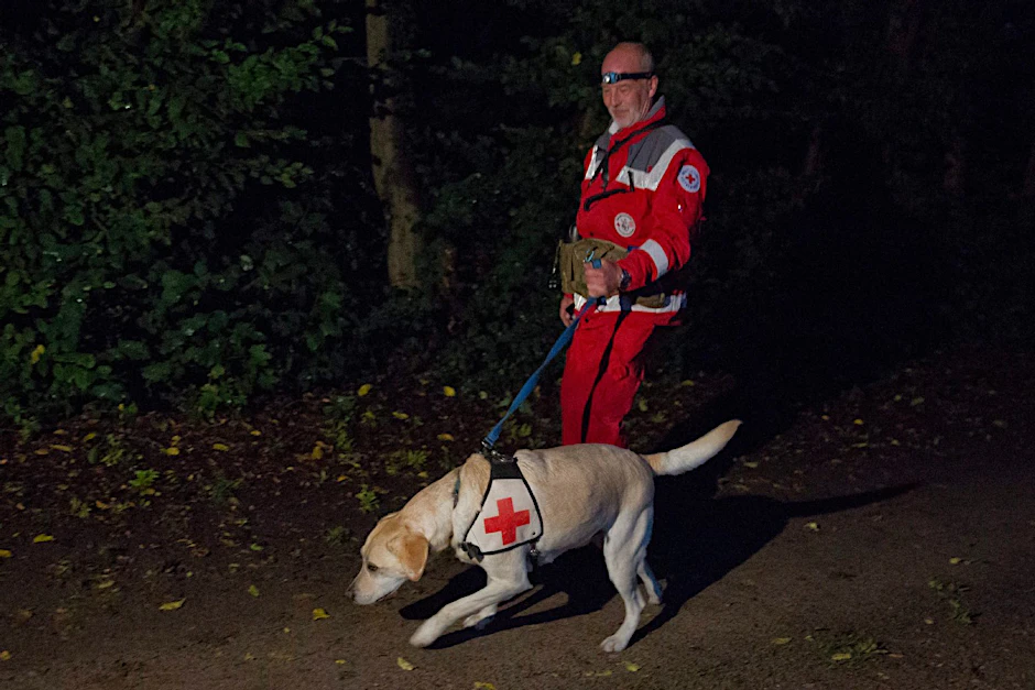 Helfer durchkämmten die ganze Nacht hindurch die Gegend auch mit Spürhunden.