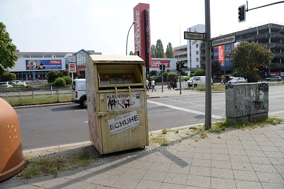 Auch dieser Altkleider-Container in der Pankstraße (Gesundbrunnen), einer von Hunderten im Bezirk Mitte, wurde illegal aufgestellt.