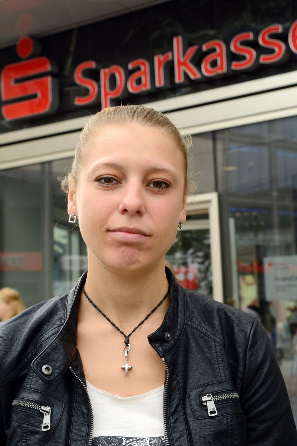 Banken nutzen Notlage aus: „Die Banken nutzen die Notlage ihrer Kunden aus, man verschuldet sich ja nicht aus Spaß“, erklärt Laura (23) aus Neukölln. Die Jura- Studentin weiß aus eigener Erfahrung, wie schnell Engpässe entstehen können, selbst wenn man sparsam lebt. „Dispozinsen von mehr als sieben Prozent sind ungerecht. Die Banken verdienen auch so schon genug.“