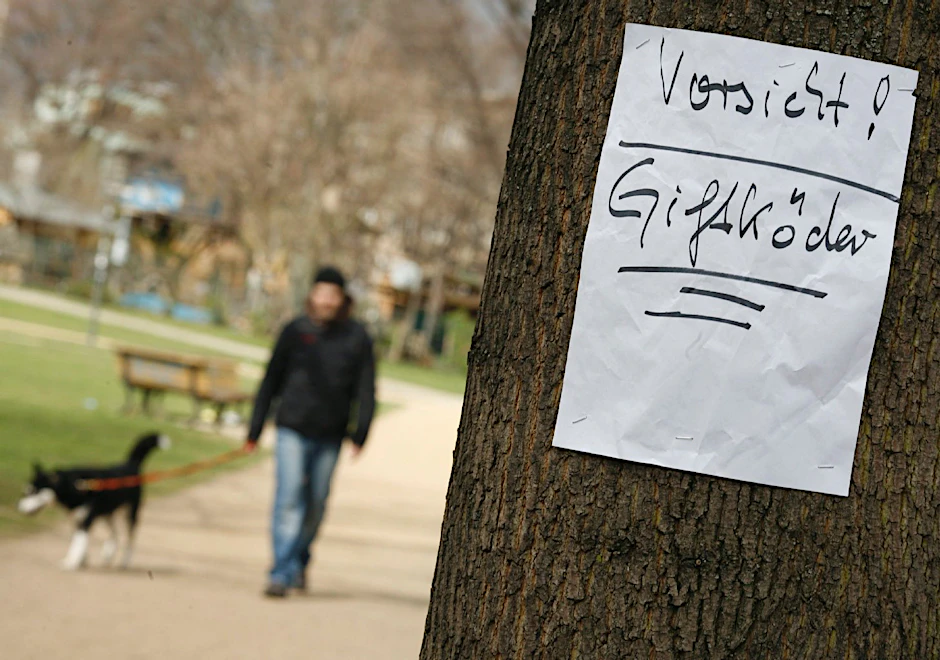 Archivbild: Ein Flyer warnt vor ausgelegten Giftködern in einem Berliner Park.