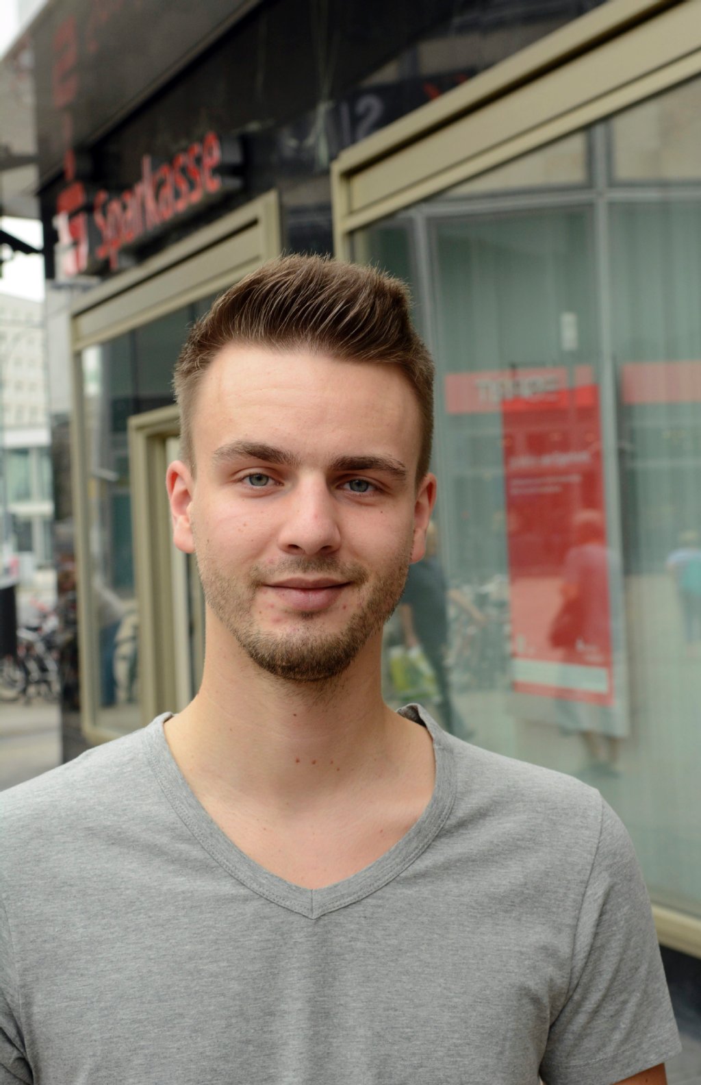 Habe ein Guthabenkonto: Martin (23) aus Mitte: „Wenn man die Zinsen hochrechnet, sind Dispokredite bei finanziellen Engpässen die schlechteste Wahl. Die Banken ziehen ihren Profit aus der Bequemlichkeit der Leute. Es wird ihnen zu leicht gemacht, über ihre Verhältnisse zu leben.“ Der Angestellte hat sich wegen der hohen Dispozinsen bewusst für ein Guthabenkonto entschieden.