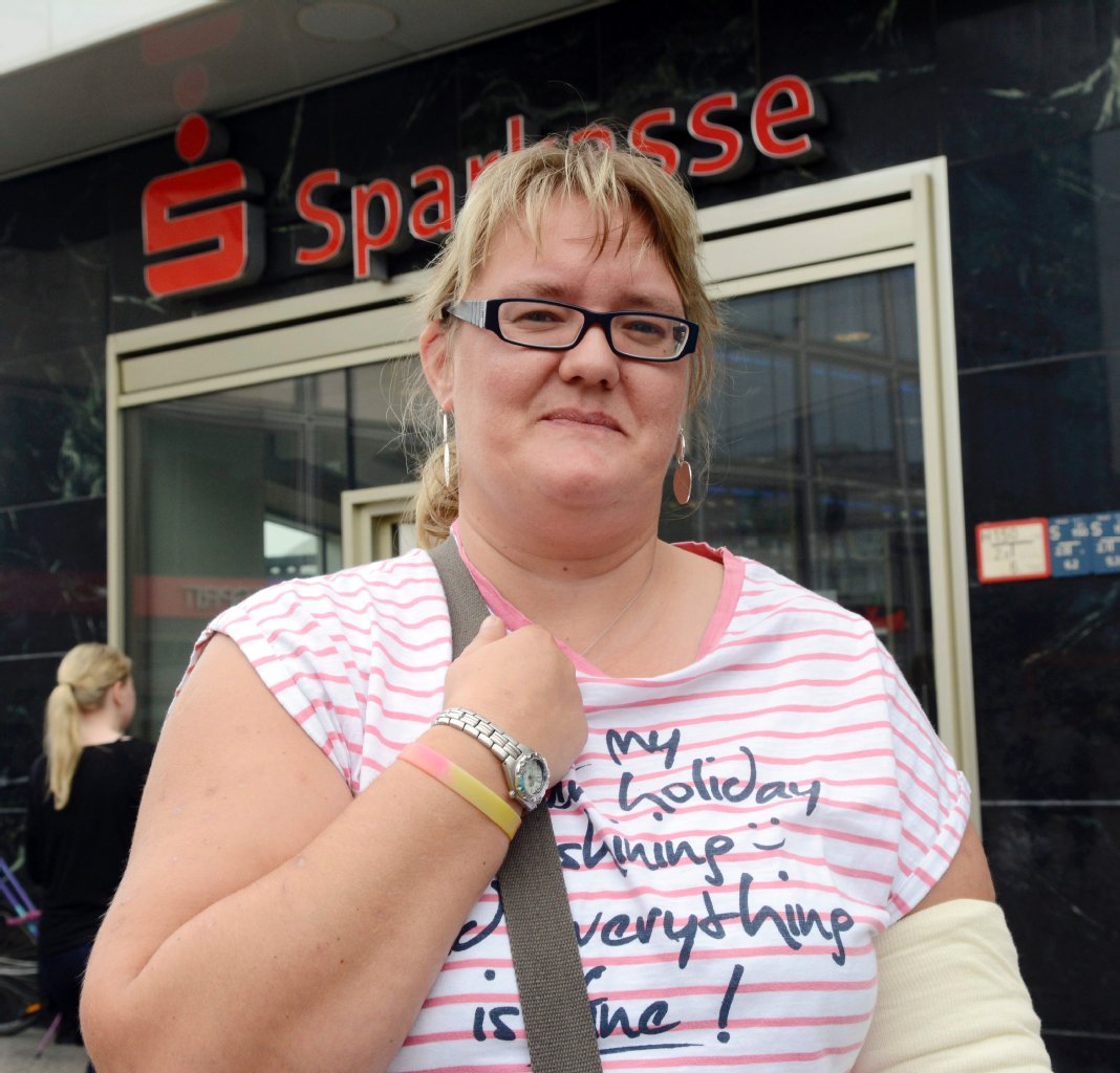 Ständig in den Miesen: Thekla (40) hat wegen einer Krankheit im April ihren Job als Altenpflege-Helferin verloren. „Wir leben von einem Gehalt, das vorn und hinten nicht reicht. Deshalb sind wir fast ständig in den Miesen. Mit dem Einkommen zahlen wir den hohen Dispo-Kredit ab, nach einer Woche sind wir erneut im Minus. Jetzt kommt noch die Autoreparatur von tausend Euro dazu.“