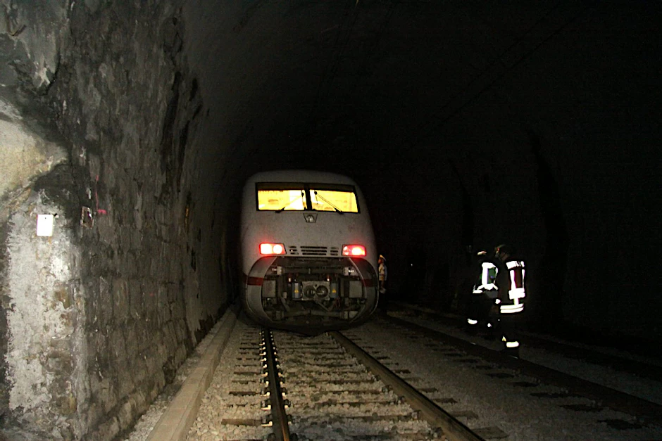 Feuerwehrleute auf dem Weg zu dem im Tunnel steckengebliebenen ICE.