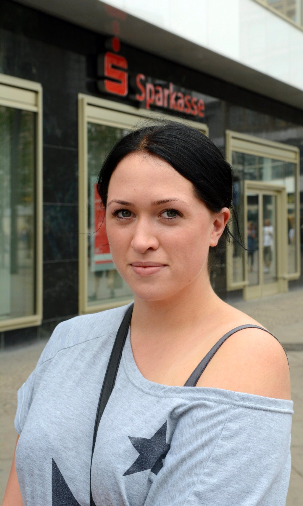 Mehr als 1.000 Euro minus: Die hohen Dispozinsen findet Janna (25), Krankenschwester aus Wilmersdorf, „frech und unverschämt“. „Ich bin wegen Nebenkostennachzahlung, Autosteuer und Versicherungsrate mit mehr als tausend Euro ins Minus gerutscht. Die Schulden löse ich jetzt durch einen Kredit ab, für den ich weniger Zinsen zahle. Sonst wäre ich da nicht wieder rausgekommen.“