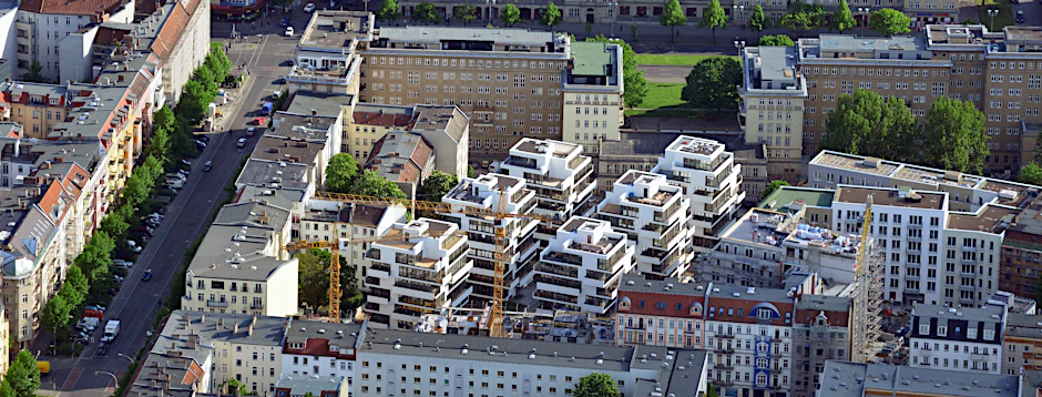 Fehl am Platz? Die schicke, weiße Neubau-Siedlung steht wie ein UFO mitten zwischen den Altbauten in Friedrichshain.