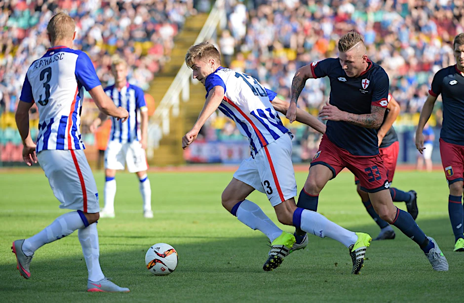 Jens Hegeler (M.) im Zweikampf mit Juraj Kucka vom CFC Genua. Er gehörte neben Lustenberger und Schulz zu den Lichtblicken im Test.