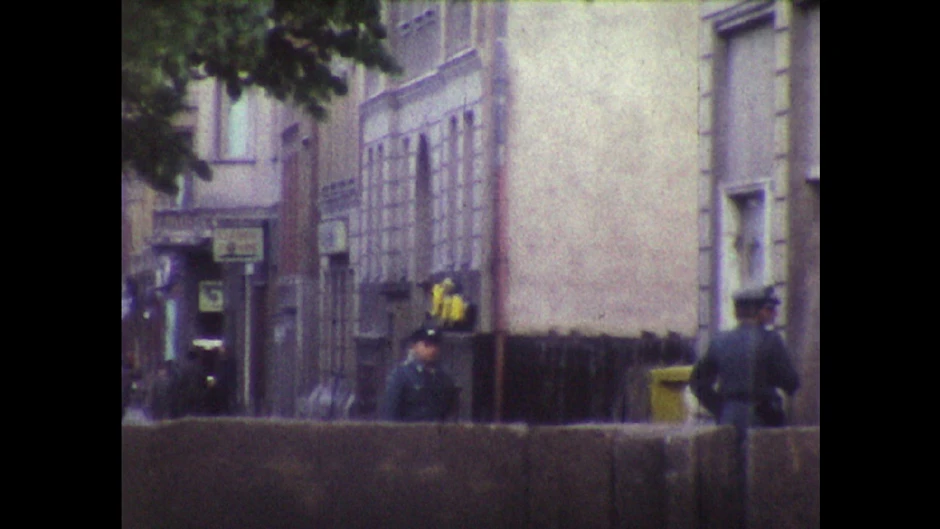 Bernauer Straße 3 in Mitte am 13. August 1961: Grenzpolizisten der DDR patrouillieren an der gerade erst errichteten Backstein-Mauer. Sie teilte die Stadt für 28 Jahre in zwei Hälften.