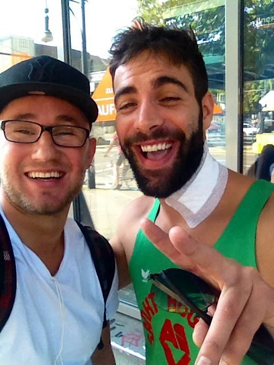 George (r.) kann schon wieder lachen. Nach dem Angriff will er weiter feiern.