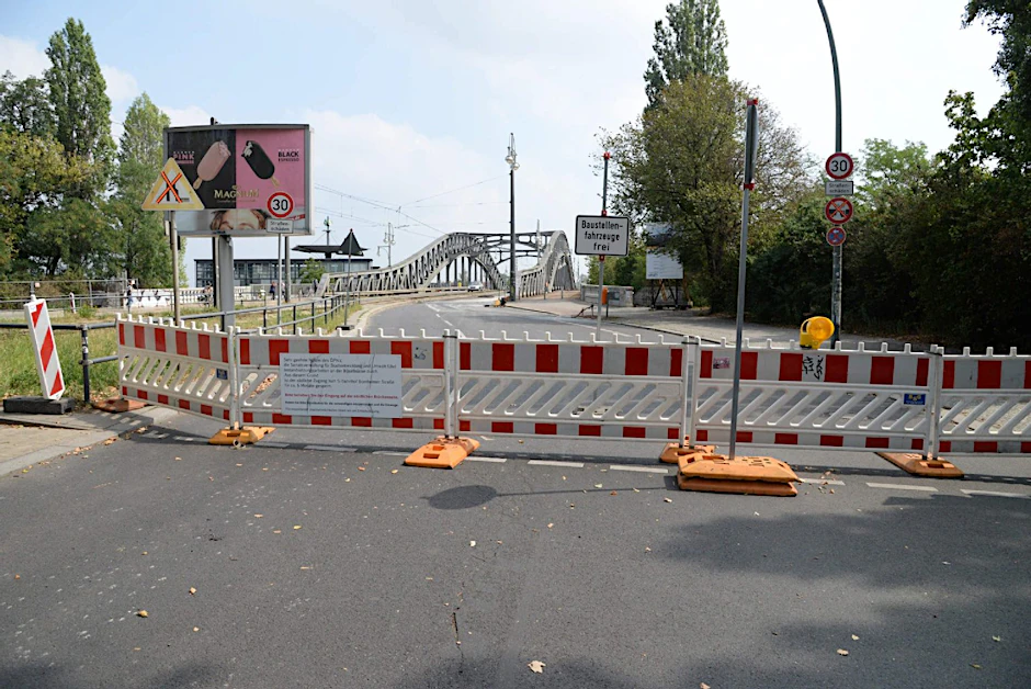 Die einseitige Sperrung der Brücke bringt den Bezirk und seine Anwohner an die Belastungsgrenze.