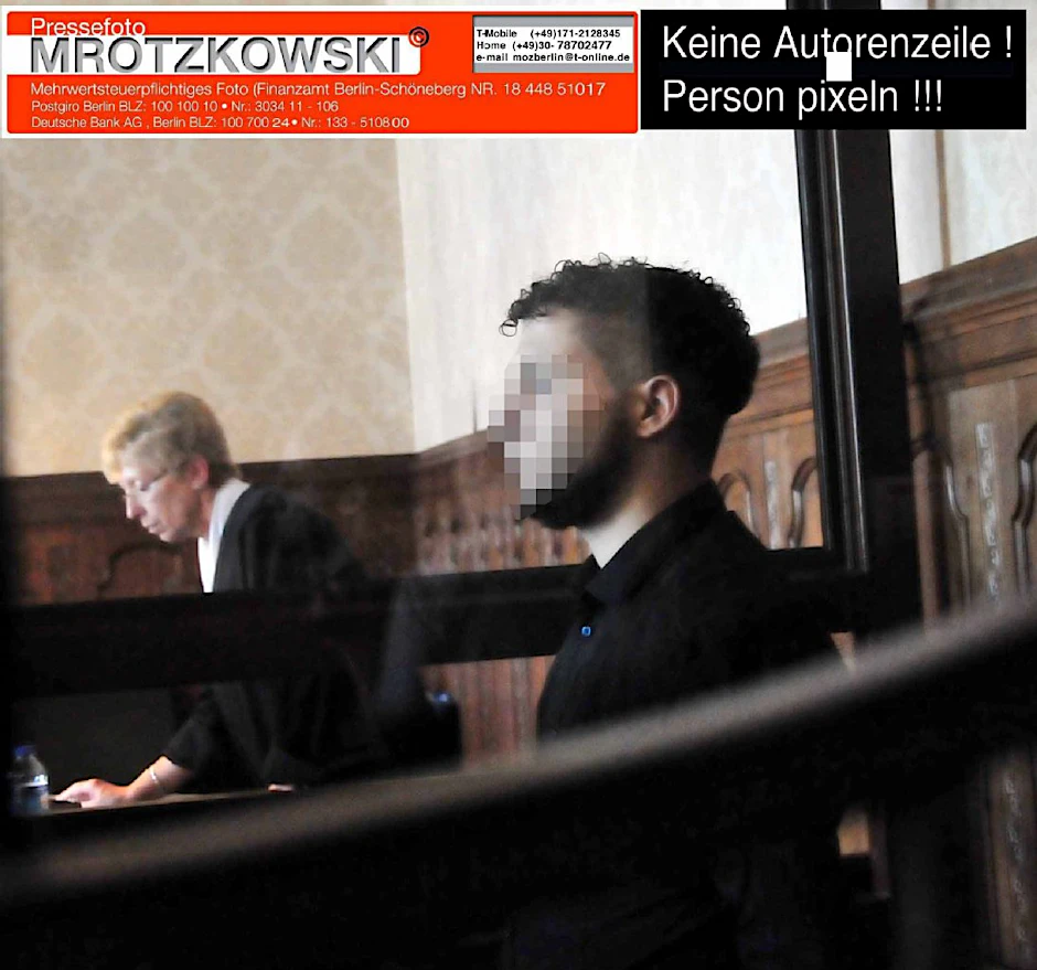 Betrüger Sed K. (29) am Donnerstag vor Gericht. Er schwatzte Leichtgläubigen bis zu zehn Handyverträge auf. Lockte seine Opfer mit bis zu 1000 Euro Provision.