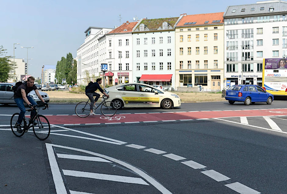 Der neue, entschärfte Moritzplatz gibt den Radfahrern mehr Fläche und dafür dem motorisierten Verkehr eine engere Spur.