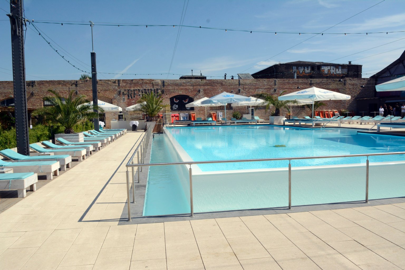 Das RAW ist nicht nur schnoddrig, rau und heruntergekommen. Gestern fand hier eine exklusive Party im RAW-Gelände statt. Großer, schicker Pool, feinstes Essen, erlesene Weine. Amtssprache Englisch. Auch der Pool-Club „Haubentaucher“ gilt als schickes In-Ziel. Die Preise im Feier-Kiez steigen, selbst der nahe Currywurst-Stand verlangt für eine Wurst ohne Darm plus Bier schlappe sechs Euro.