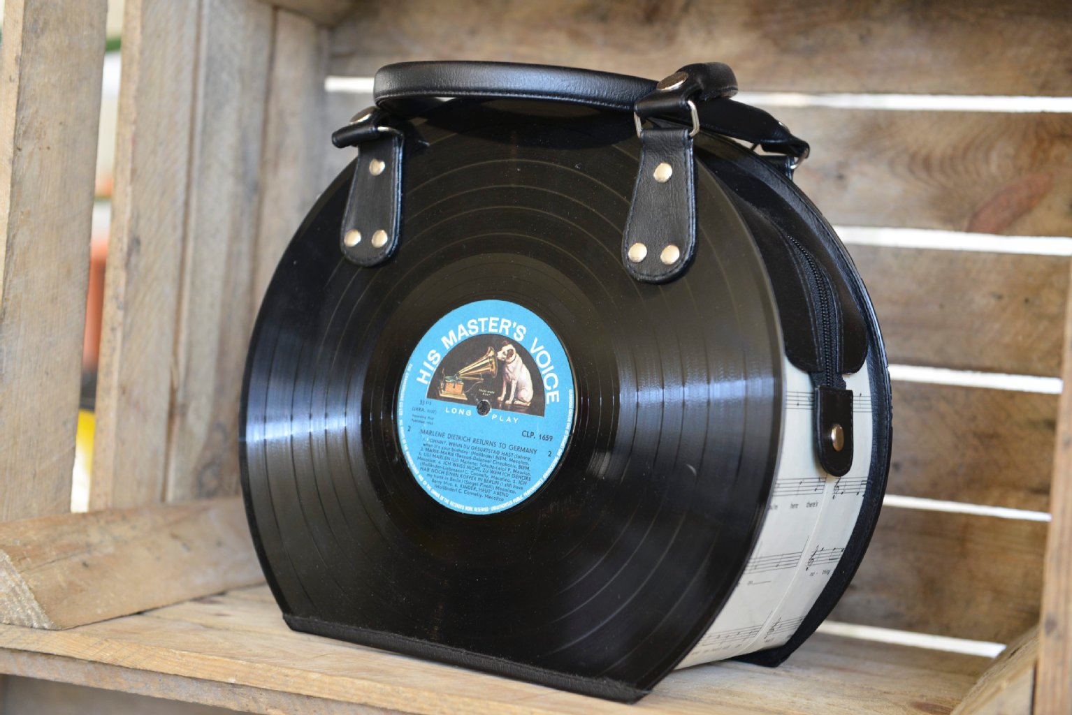 Ein Beautycase aus zwei alten Schallplatten.