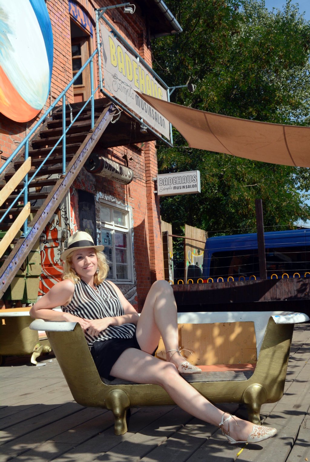 Bar-Managerin Bea Herrmann (29) aus dem „Badehaus Szimpla“. Das gehört zu einer der wichtigsten HipHop-Locations der Stadt, jeden Dienstag feiern hier 400 Menschen.