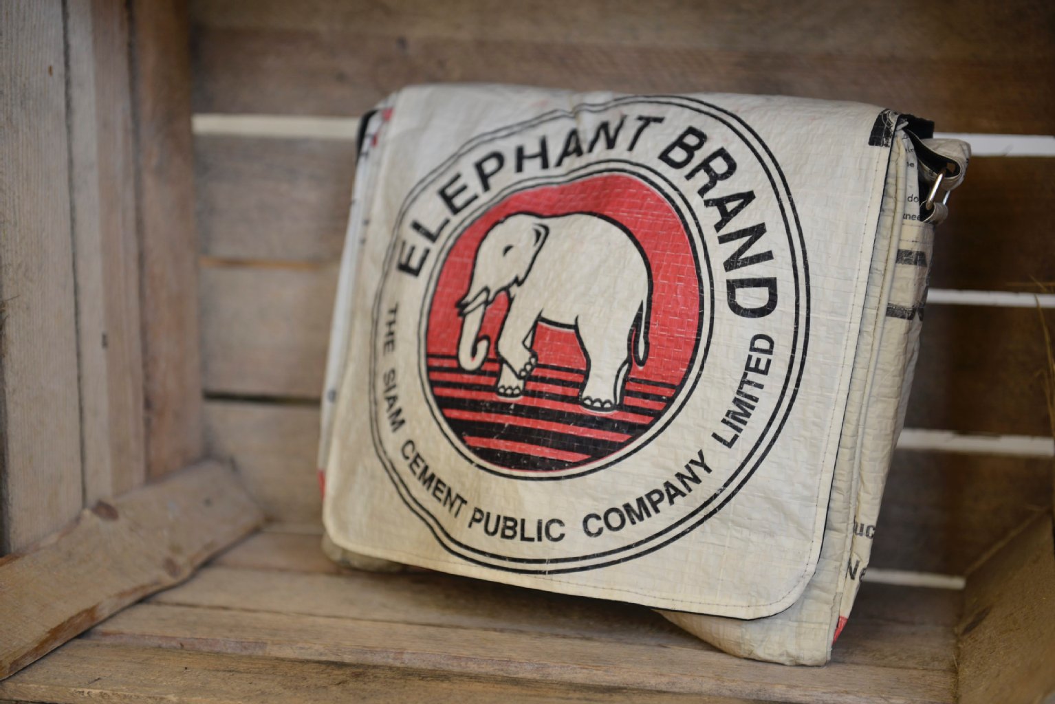 Stylische Handtasche aus einem Zementsack.