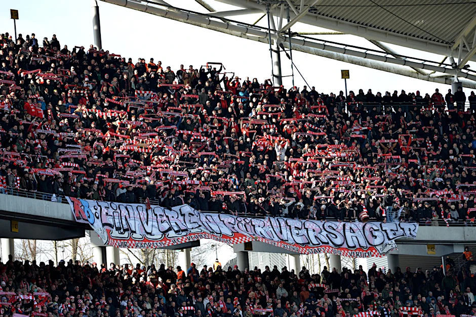 Eiserner Fan-Protest in diesem Frühjahr im Leipziger Zentralstadion gegen Konkurrent Leipzig – mit Transparenz für Fußballkultur.