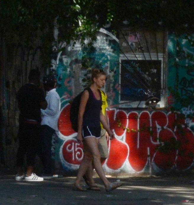 Touristen sind das beliebteste Ziel der Dealer rund ums Gelände. Sie warten in dunklen Ecken, hocken auf Fahrradständern. Im Minutentakt fertigen sie ihre Kunden ab, es wird offen mit Drogen gehandelt. Den Markt teilen sich Afrikaner und Araber.