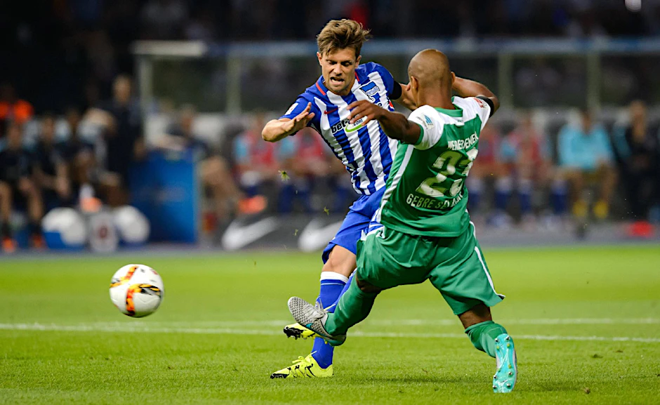Start nach Maß: Valentin Stocker drischt den Ball zum frühen 1:0 für Hertha ins Bremer Tor. Werders Thedor Gebr Selassie kann den Schweizer nicht mehr stoppen.