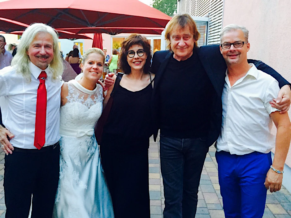 Der begnadete Karat-Gitarrist Bernd Römer und seine Melanie (links): Das Erinnerungsfoto mit Brautpaar ließ Puhdys-Sänger Dieter Birr mit seinem Smartphone machen. Mit ihm waren noch Sylvia Birr und Musik-Produzent Ingo Politz dabei.