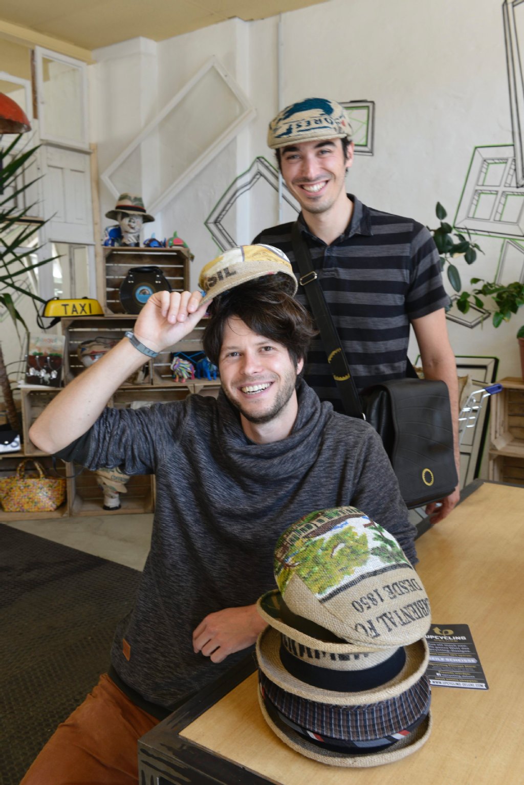 Zwei der Gründer: Mateo Sotomayor (33) und Stefan Korn (31) mit Hüten aus Kaffeesäcken.