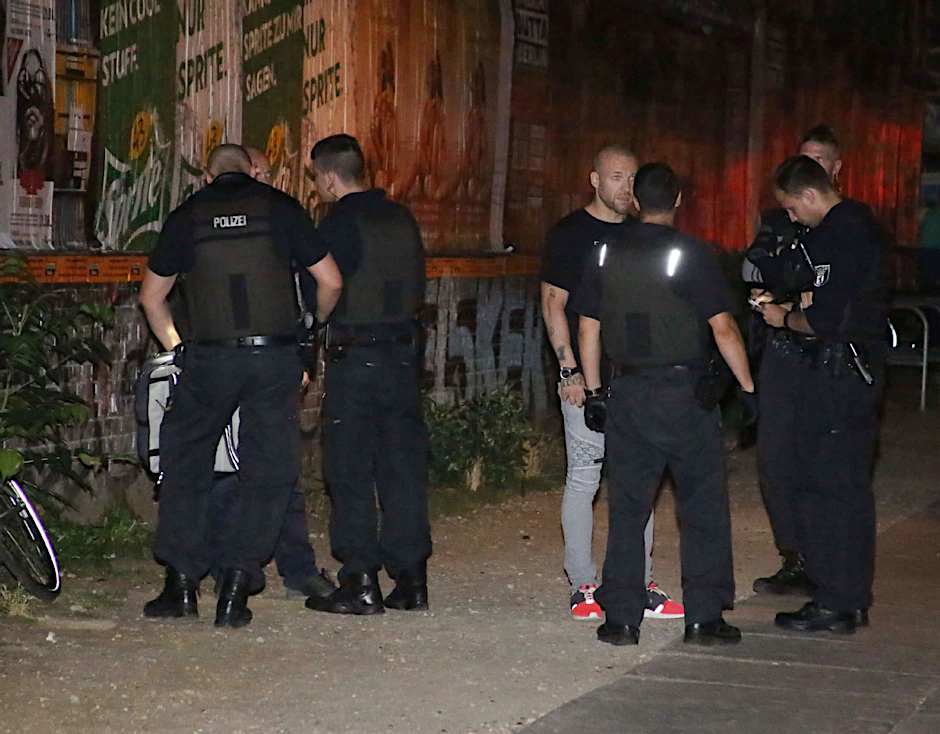 Mateo (36, Mitte), Sänger von Culcha Candela, ist von Polizisten umringt. Der Künstler wohnt um die Ecke, geriet bei einem Sondereinsatz an der Revaler Straße zwischen die Fronten.
