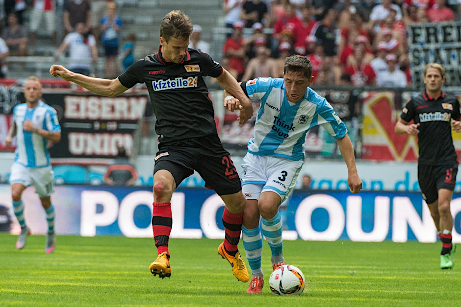 Unions Michael Parensen kämpft gegen Maximilian Wittek von 1860 um den Ball.