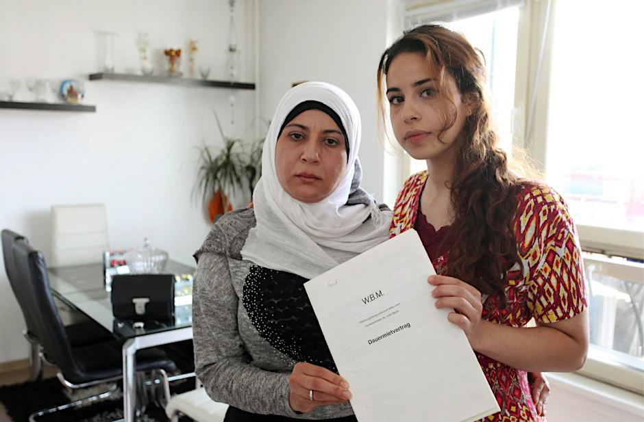 Alumna und Tochter Mona zeigen Ihren Mietvertrag. Obwohl er unbefristet ist, sollen sie ausziehen.