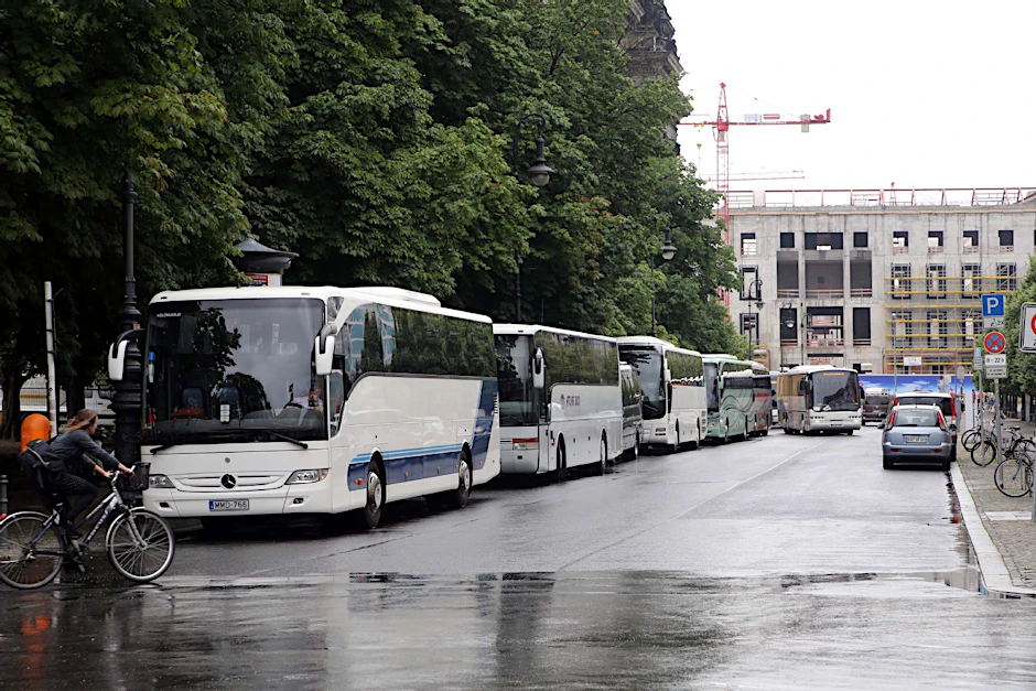 Die Großinvasion der Reisebusse: Tag für Tag parken sie den Kiez um die Baustelle für das Humboldtforum zu. Das soll bald nicht mehr erlaubt sein.