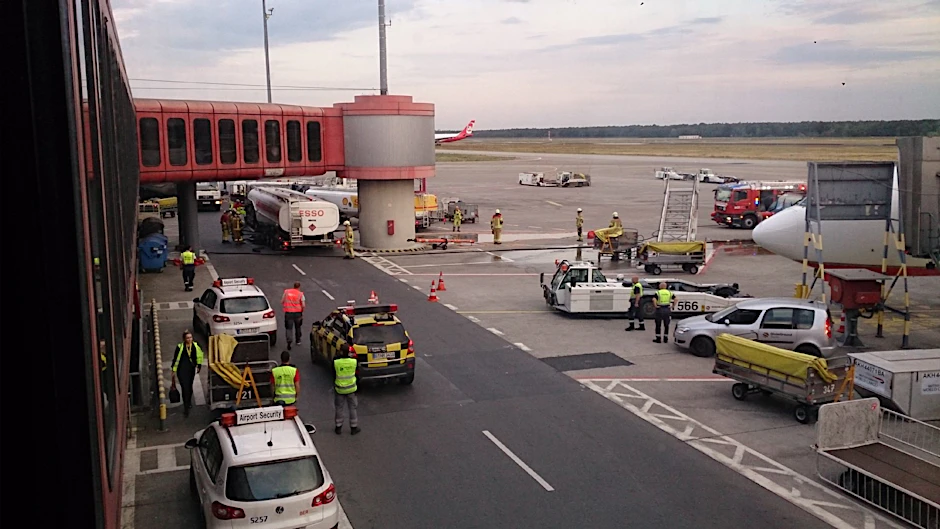 Das Kerosin lief nach dem Unfall des Tanklasters mit dem Gepäckwagen (verdeckt) auf das Rollfeld in Tegel.