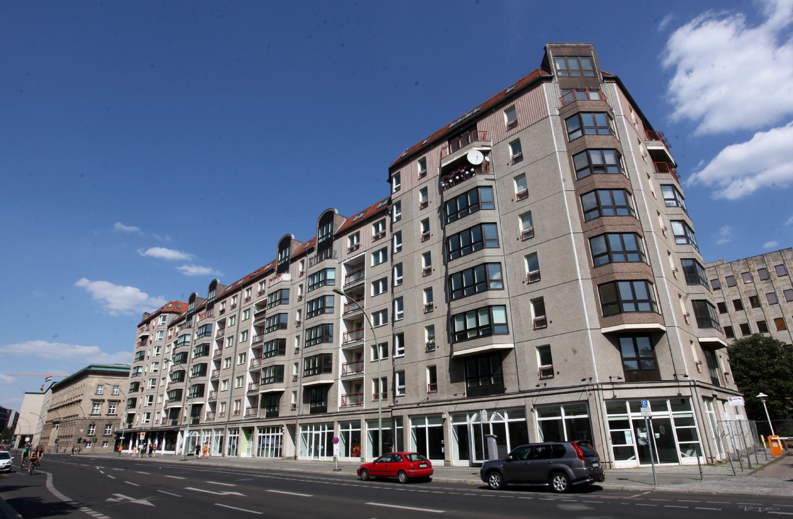 Das Haus an der Wilhelmstraße 56 bis 59. Von den einst rund 100 Mietern harren noch 13 aus. Jetzt weichen auch sie der Abrissbirne.