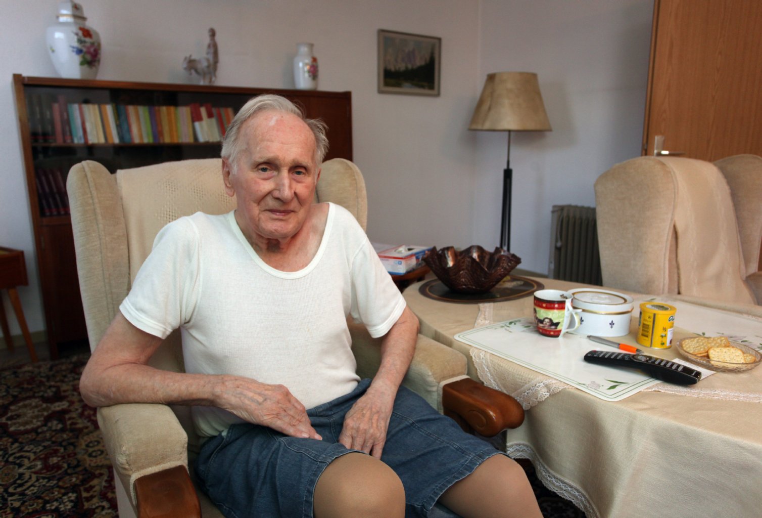 Mieter Günter Neuwald (90) zog 1992 in den damaligen Neubau, der jetzt Luxus-Wohnungen weichen soll. Ausziehen will Neuwald eigentlich nicht.