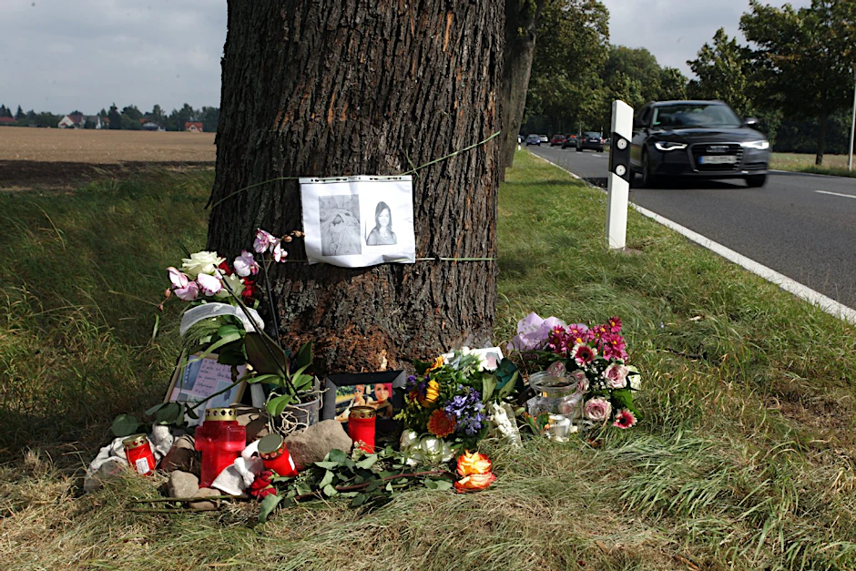 Blumen an der Unfallstelle.