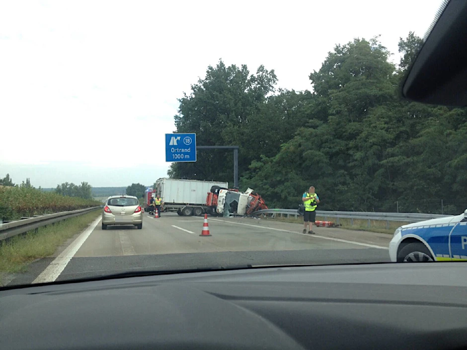 Auf der A13 ist ein LKW nach einem scheren Unfall teilweise umgekippt.