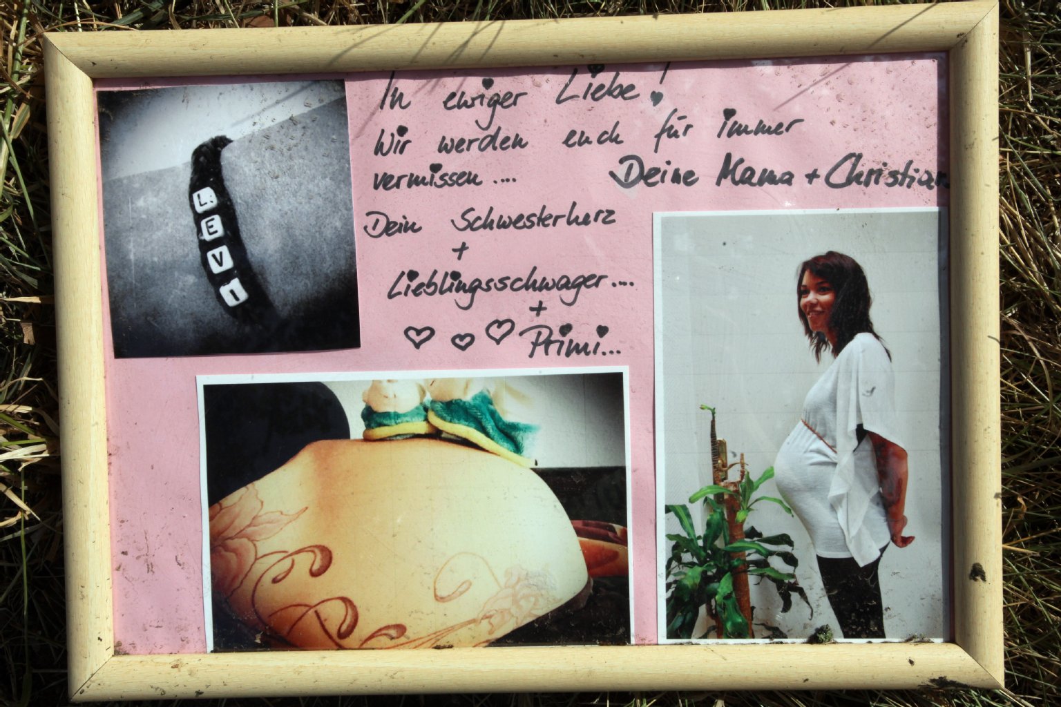 Angehörige haben einen Bilderrahmen mit Fotos von Kimmy und ihrem Babybauch an der Stelle abgelegt, an der die Frau aus dem Leben gerissen wurde.